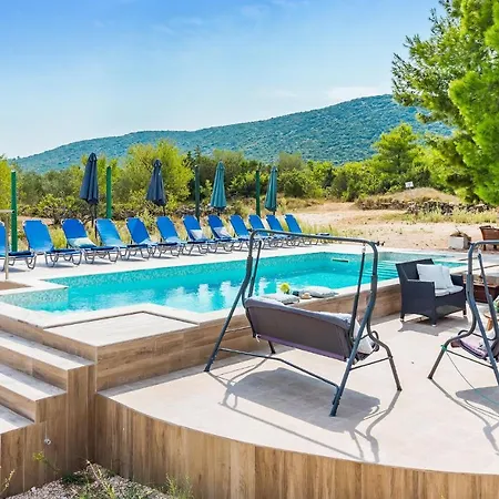 Nice In W/ Outdoor Swimming Pool, Outdoor Swimming Pool And 2 Bedrooms *